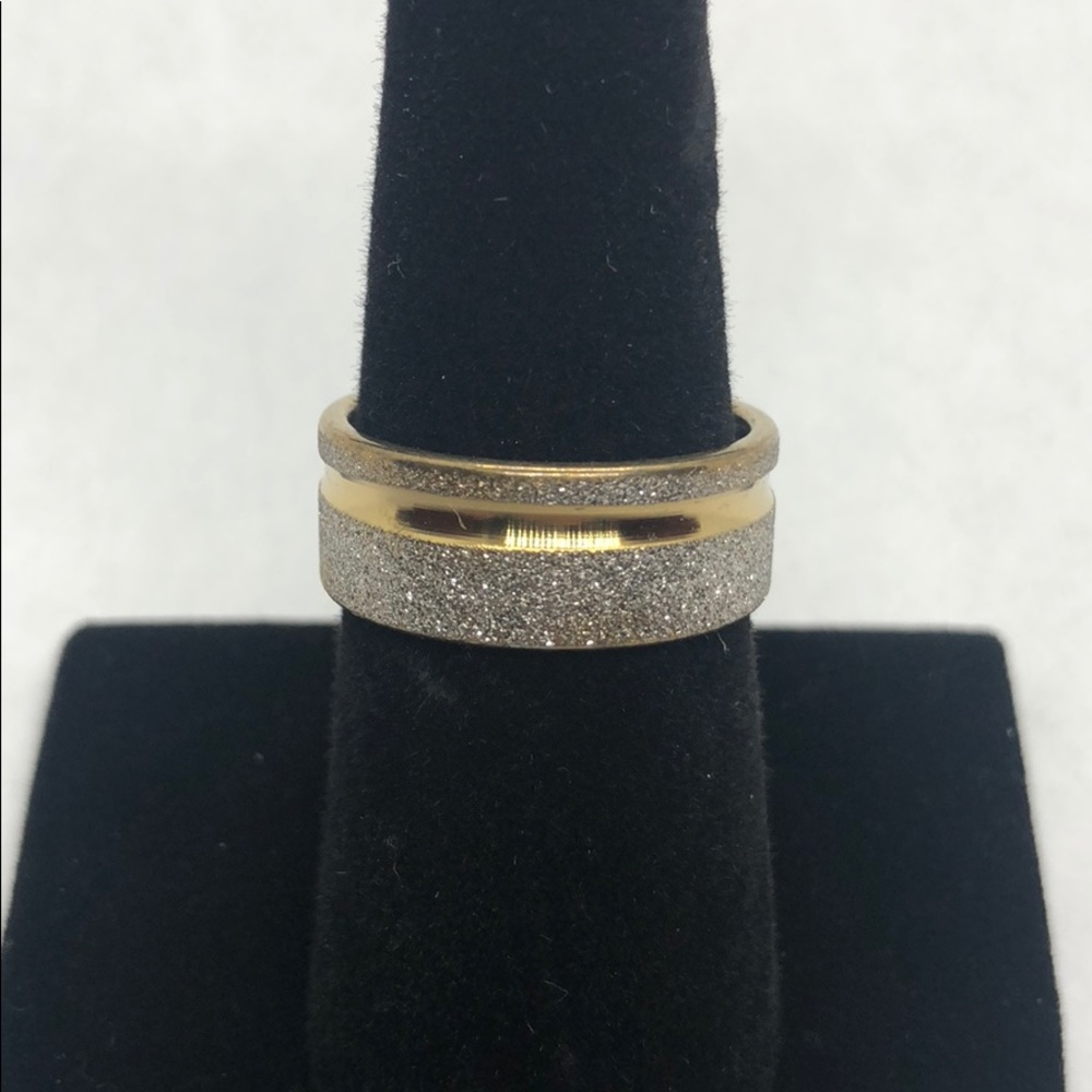 Men’s ring.